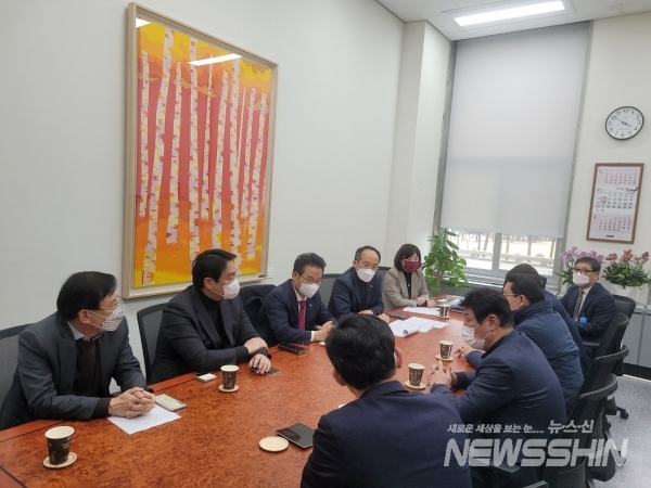 뉴스신(사진제공=군위군)▲대구시 국회의원들과 경북 국회의원들이 회의들 가지고있다.